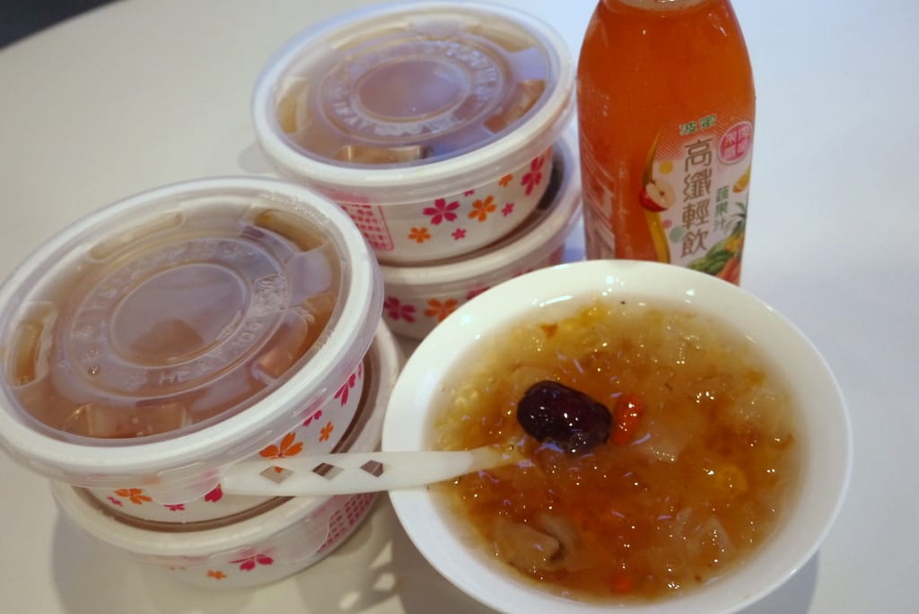 桃膠銀耳蓮子湯