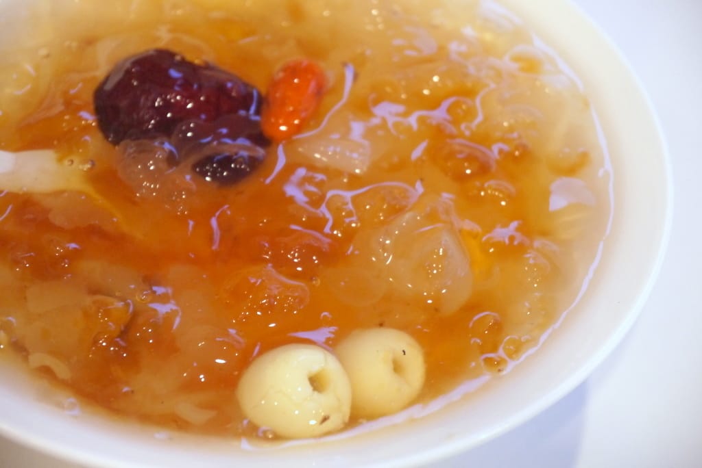 桃膠銀耳蓮子湯