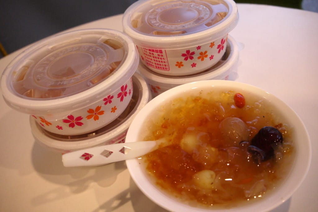 桃膠銀耳蓮子湯