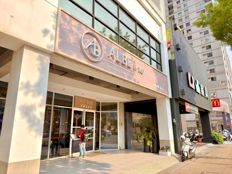 【高雄●晚餐】博愛路上的輕奢藏寶地！「奧比沐 ALBE Mu」：走進二十四節氣的藝術空間，享受亞太名廚研發的亞洲無國界料理✨