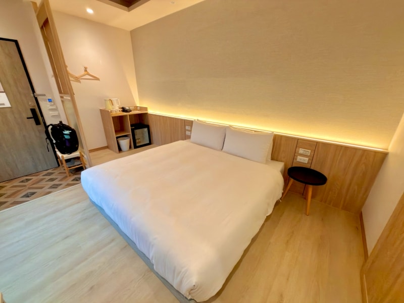 【高雄旅遊住宿●愛玩客推薦】在鹽埕區遇見無印風:河寓 HOYU INN’S,一場關於「慢活」的城市逃跑計畫。 - 第2張圖 【高雄旅遊住宿●愛玩客推薦】在鹽埕區遇見無印風:河寓 HOYU INN’S,一場關於「慢活」的城市逃跑計畫。