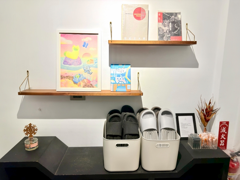 【基隆旅遊住宿●愛玩客推薦】粼島旅宿 Spangle Inn：正濱漁港彩虹屋第一排！坐擁港景的文青工業風老宅，還有質感共享廚房與寵物友善空間
