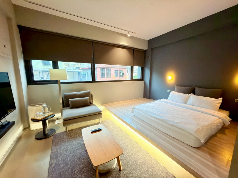 【基隆旅遊住宿●愛玩客推薦】粼島旅宿 Spangle Inn：正濱漁港彩虹屋第一排！坐擁港景的文青工業風老宅，還有質感共享廚房與寵物友善空間