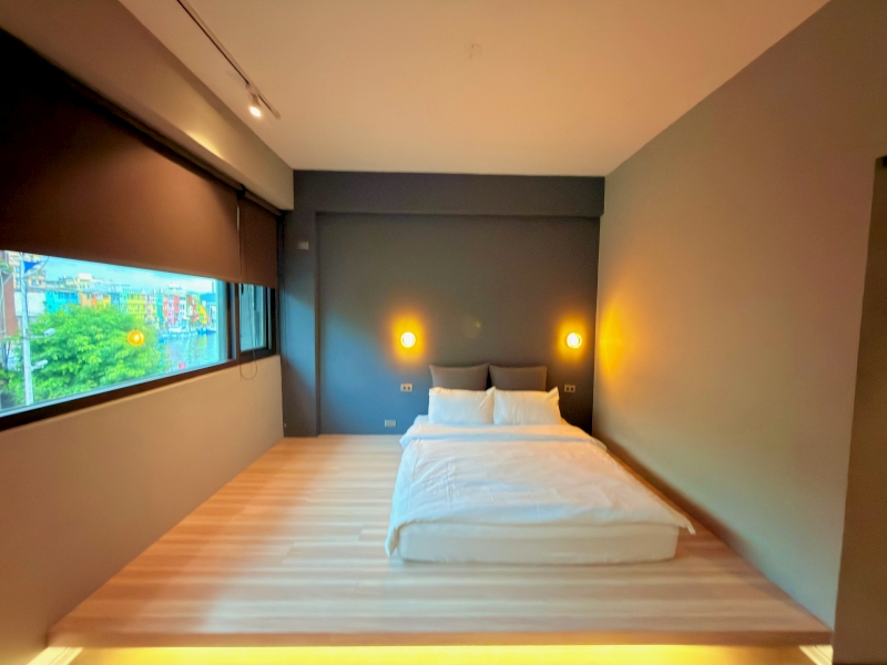 【基隆旅遊住宿●愛玩客推薦】粼島旅宿 Spangle Inn：正濱漁港彩虹屋第一排！坐擁港景的文青工業風老宅，還有質感共享廚房與寵物友善空間
