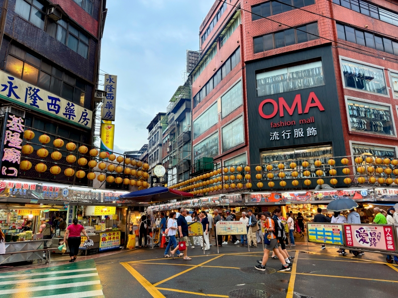 【基隆旅遊住宿●愛玩客推薦】雨島旅店 Drizzle Inn 開箱：走路2分鐘到廟口夜市！老屋改建、質感浴缸房與超美共享廚房