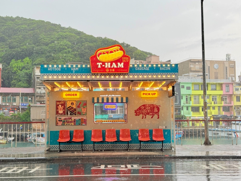 【基隆旅遊住宿●愛玩客推薦】粼島旅宿 Spangle Inn：正濱漁港彩虹屋第一排！坐擁港景的文青工業風老宅，還有質感共享廚房與寵物友善空間