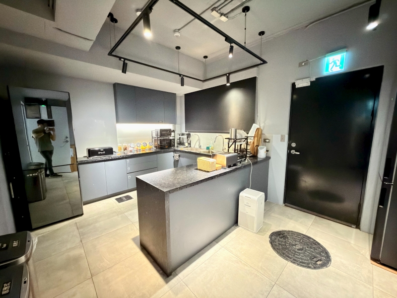 【基隆旅遊住宿●愛玩客推薦】雨島旅店 Drizzle Inn 開箱：走路2分鐘到廟口夜市！老屋改建、質感浴缸房與超美共享廚房