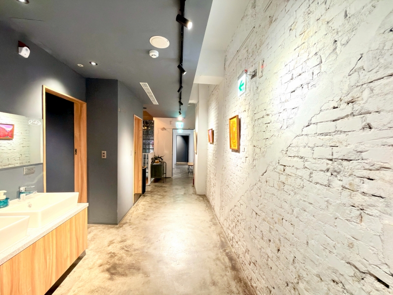 【基隆旅遊住宿●愛玩客推薦】雨島旅店 Drizzle Inn 開箱：走路2分鐘到廟口夜市！老屋改建、質感浴缸房與超美共享廚房